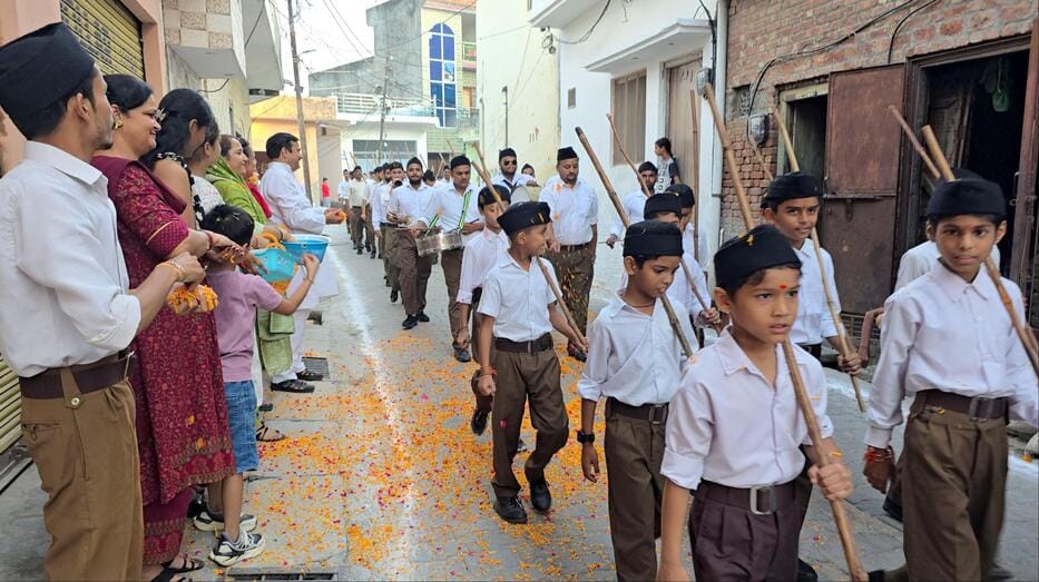 किरतपुर में पथ संचलन करते स्वयंसेवक। संवाद किरतपुर में पथ संचलन करते स्वयंसेवक। संवाद