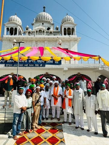 कार्यक्रम में पहुंचे अतिथियो को सरोपा भेट करती गुरुद्वारा साहिब कमेटी स्रोत संवाद कार्यक्रम में पहुंचे अतिथियो को सरोपा भेट करती गुरुद्वारा साहिब कमेटी स्रोत संवाद