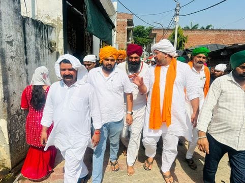 कार्यक्रम में पहुंचे अतिथियो को सरोपा भेट करती गुरुद्वारा साहिब कमेटी स्रोत संवाद कार्यक्रम में पहुंचे अतिथियो को सरोपा भेट करती गुरुद्वारा साहिब कमेटी स्रोत संवाद