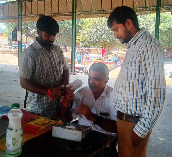 खुटार में नरायनपुर विक्रमपुर के समिति पर न बैनर न कांटा, पड़ा सन्नाटा। संवाद