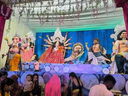 मंगल बाजार में स्थापित कन्हैया लाल ढोढे राम पूजा समिति की पहली दुर्गा प्रतिमा