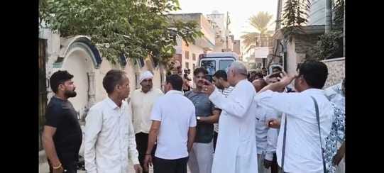 नंगला आर गांव में महिला की हत्या के बाद परिजनों के ब्यान दर्ज करते पुलिसकर्मी। संवाद