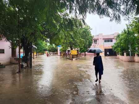 नगर के वार्ड 22 इमलिया का मुख्य मार्ग पर भरा पानी के बीच से गुजरते बाइक चालक और वाहन चालक नगर के वार्ड 22 इमलिया का मुख्य मार्ग पर भरा पानी के बीच से गुजरते बाइक चालक और वाहन चालक