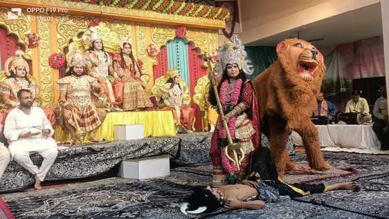 नई मंडी रामलीला में श्रीराम राज्याभिषेक की लीला का दृश्य स्रोत आयोजक नई मंडी रामलीला में श्रीराम राज्याभिषेक की लीला का दृश्य स्रोत आयोजक