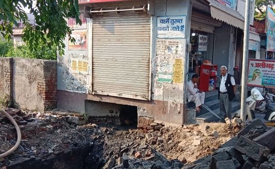 पनबाड़ी में नाले पर बनी दुकान। संवाद