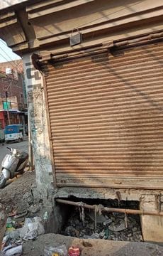 पनबाड़ी में नाले पर बनी दुकान। संवाद