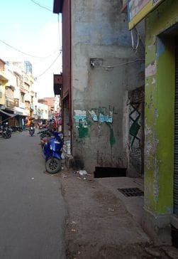 पनबाड़ी में नाले पर बनी दुकान। संवाद