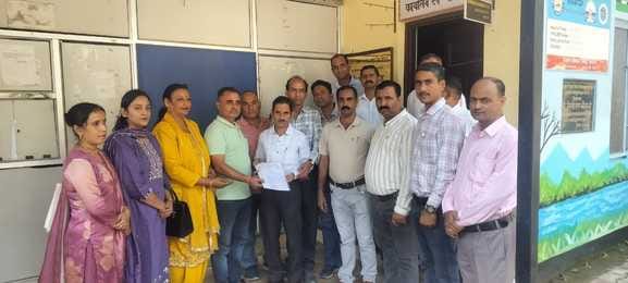 प्राथमिक शिक्षक संघ की ओर से घुमारवीं में निकाली गई रोष रैली। संवाद प्राथमिक शिक्षक संघ की ओर से घुमारवीं में निकाली गई रोष रैली। संवाद