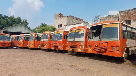 रोडवेज बसें। रोडवेज बसें।
