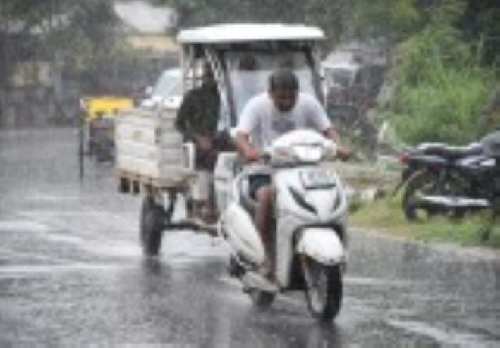 राजधाानी में शनिवार को बारिश हुई। इससे कई इलाकों में पानी भर गया। राजधाानी में शनिवार को बारिश हुई। इससे कई इलाकों में पानी भर गया।