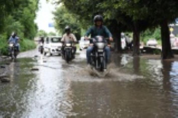 राजधाानी में शनिवार को बारिश हुई। इससे कई इलाकों में पानी भर गया। राजधाानी में शनिवार को बारिश हुई। इससे कई इलाकों में पानी भर गया।
