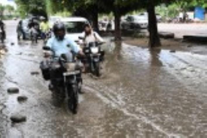 राजधाानी में शनिवार को बारिश हुई। इससे कई इलाकों में पानी भर गया। राजधाानी में शनिवार को बारिश हुई। इससे कई इलाकों में पानी भर गया।