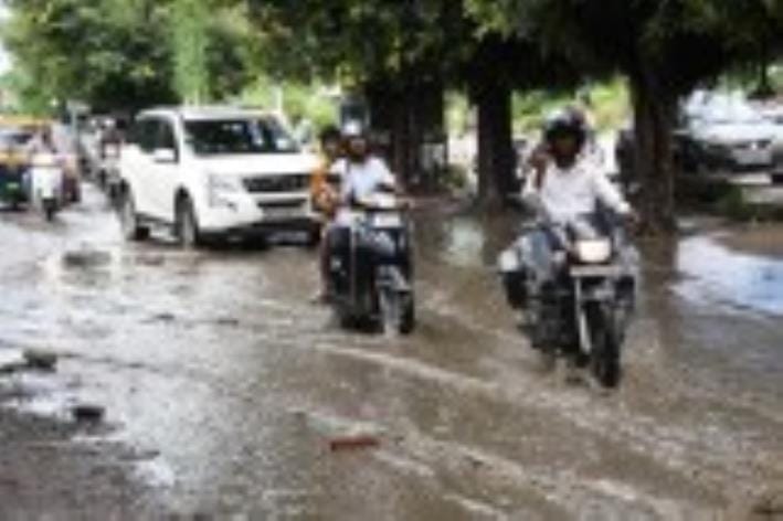 राजधाानी में शनिवार को बारिश हुई। इससे कई इलाकों में पानी भर गया। राजधाानी में शनिवार को बारिश हुई। इससे कई इलाकों में पानी भर गया।