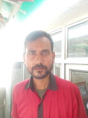 रेलवे स्टेशन पर लिफ्ट का काम करता कर्मचारी। संवाद रेलवे स्टेशन पर लिफ्ट का काम करता कर्मचारी। संवाद