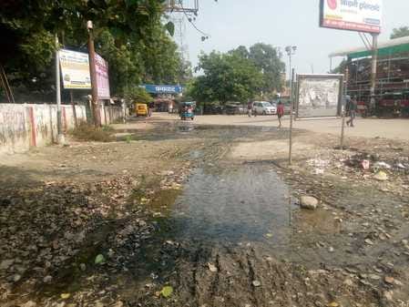 रेलवे स्टेशन पर लिफ्ट का काम करता कर्मचारी। संवाद रेलवे स्टेशन पर लिफ्ट का काम करता कर्मचारी। संवाद