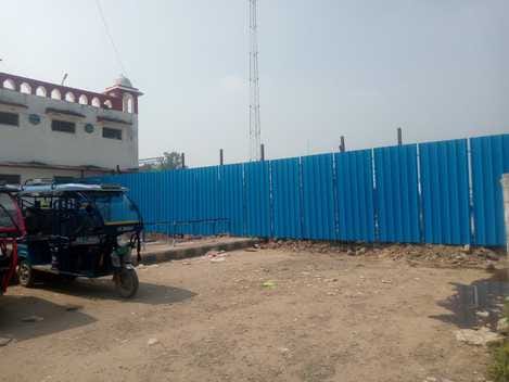 रेलवे स्टेशन पर लिफ्ट का काम करता कर्मचारी। संवाद रेलवे स्टेशन पर लिफ्ट का काम करता कर्मचारी। संवाद