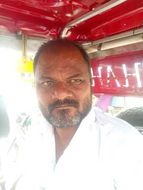 रेलवे स्टेशन पर लिफ्ट का काम करता कर्मचारी। संवाद रेलवे स्टेशन पर लिफ्ट का काम करता कर्मचारी। संवाद