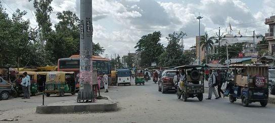 राष्ट्रीय राजमार्ग दिल्ली-लखनऊ हाईवे पर हरदोई चौराहा से जुमका दोराहा के बीच अवैध कट से गुजरते ल राष्ट्रीय राजमार्ग दिल्ली-लखनऊ हाईवे पर हरदोई चौराहा से जुमका दोराहा के बीच अवैध कट से गुजरते ल