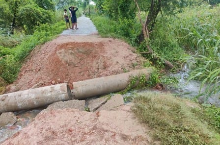 रतसर-टड़वा मार्ग पर गिरा शीशम का पेड़ तथा उसे काटते लोग।संवाद रतसर-टड़वा मार्ग पर गिरा शीशम का पेड़ तथा उसे काटते लोग।संवाद