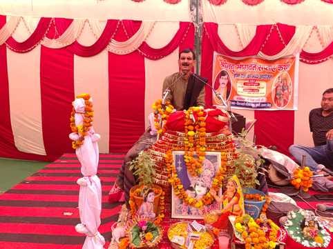 सरधना। नगर के मोहल्ला छावनी में आयोजित श्रीमद्भागवत कथा में शामिल श्रद्धालु। आयोजक सरधना। नगर के मोहल्ला छावनी में आयोजित श्रीमद्भागवत कथा में शामिल श्रद्धालु। आयोजक