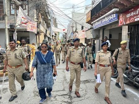 शहर में जुलूस ए गौसिया में शामिल अकीदतमंदों की भीड़। संवाद शहर में जुलूस ए गौसिया में शामिल अकीदतमंदों की भीड़। संवाद