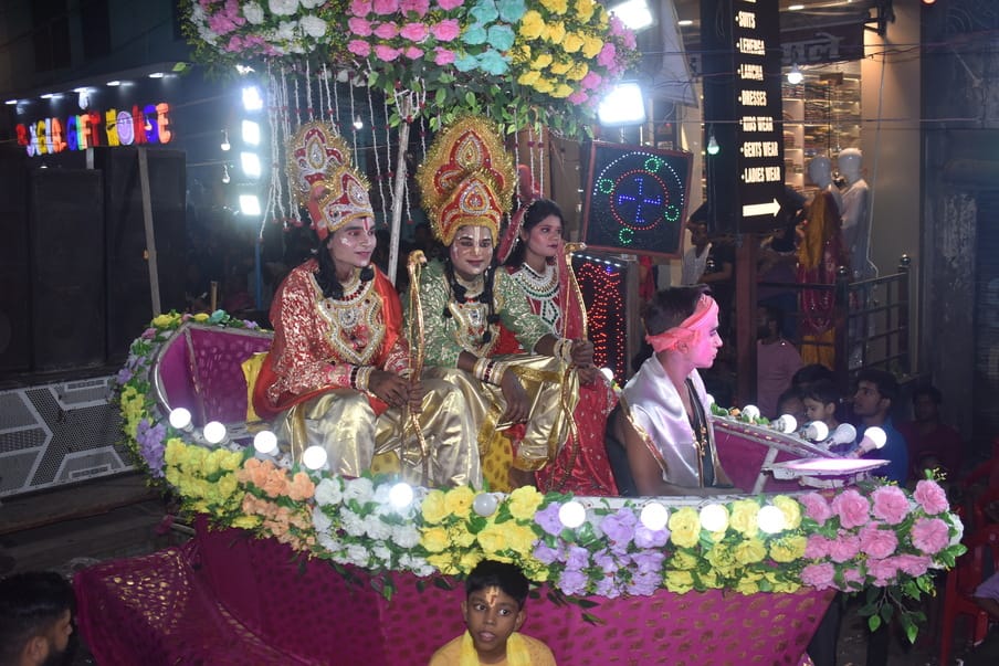 शहर रामलीला कमेटी की शोभायात्रा में श्री राम का हुआ राजतिलक व राज्याभिषेक.....संवाद शहर रामलीला कमेटी की शोभायात्रा में श्री राम का हुआ राजतिलक व राज्याभिषेक.....संवाद