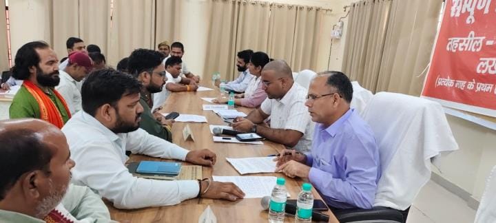तहसील दिवस पर समस्याएं लेकर पहुंचे फरियादी व समस्याएं सुनते अफसर तहसील दिवस पर समस्याएं लेकर पहुंचे फरियादी व समस्याएं सुनते अफसर