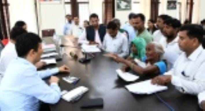 तहसील दिवस पर समस्याएं लेकर पहुंचे फरियादी व समस्याएं सुनते अफसर तहसील दिवस पर समस्याएं लेकर पहुंचे फरियादी व समस्याएं सुनते अफसर
