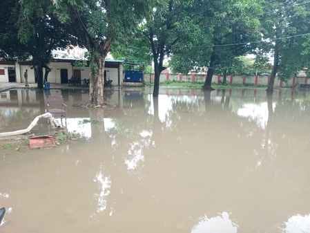 दो दिनों से हो रही बारिश के चलते बैरिया थाना परिसर में हुआ जल जमाव।संवाद