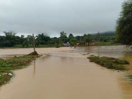 विण्ढमगंज क्षेत्र के सततवाहिनी नदी पर स्थित सूर्य मंदिर का बाढ से क्षतिग्रस्त छठ घाट।संवाद विण्ढमगंज क्षेत्र के सततवाहिनी नदी पर स्थित सूर्य मंदिर का बाढ से क्षतिग्रस्त छठ घाट।संवाद