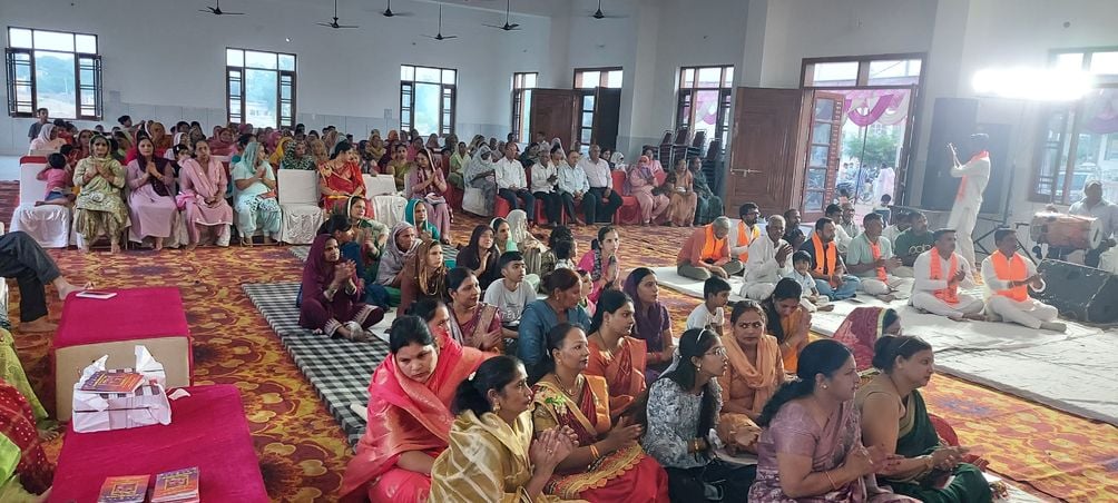 05जेएनडी32 : मां बनभौरी मंगल पाठ और संकीर्तन करते हुए आचार्य सुरेंद्र शर्मा बाबा लदाना। संवाद। 05जेएनडी32 : मां बनभौरी मंगल पाठ और संकीर्तन करते हुए आचार्य सुरेंद्र शर्मा बाबा लदाना। संवाद।