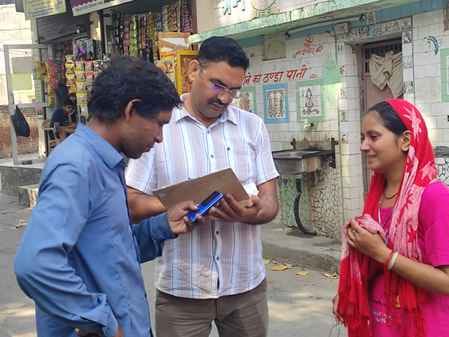 19 : जनता कॉलोनी में रेलवे रोड के युवक की हत्या के बाद विलाप करती मृतक की बहन सीमा। संवाद