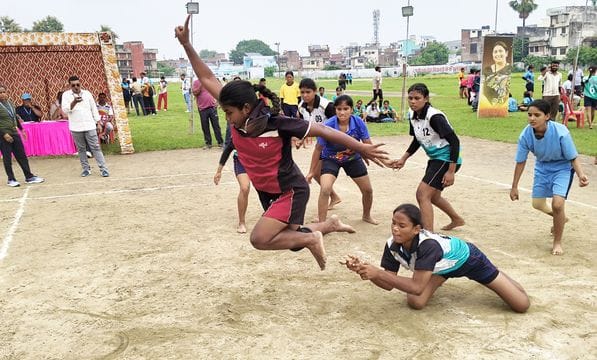 21-मकबरा स्थित स्टेडियम में आयोजित कबड्डी प्रतियोगिता में जीत के लिए संघर्ष करतीं खिलाड़ी।-सं 21-मकबरा स्थित स्टेडियम में आयोजित कबड्डी प्रतियोगिता में जीत के लिए संघर्ष करतीं खिलाड़ी।-सं