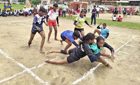 21-मकबरा स्थित स्टेडियम में आयोजित कबड्डी प्रतियोगिता में जीत के लिए संघर्ष करतीं खिलाड़ी।-सं 21-मकबरा स्थित स्टेडियम में आयोजित कबड्डी प्रतियोगिता में जीत के लिए संघर्ष करतीं खिलाड़ी।-सं
