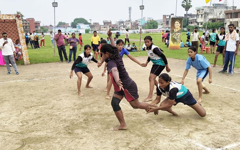 21-मकबरा स्थित स्टेडियम में आयोजित कबड्डी प्रतियोगिता में जीत के लिए संघर्ष करतीं खिलाड़ी।-सं 21-मकबरा स्थित स्टेडियम में आयोजित कबड्डी प्रतियोगिता में जीत के लिए संघर्ष करतीं खिलाड़ी।-सं