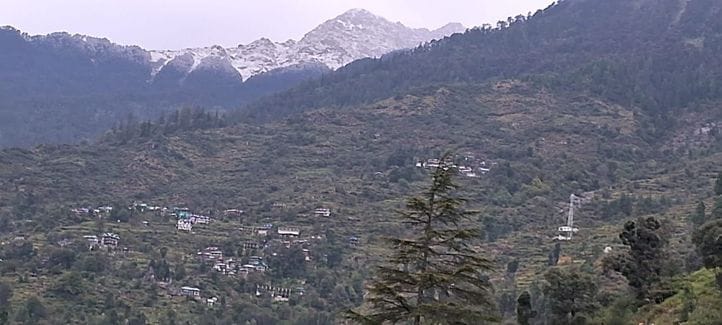 छितकुल में सोमवार को हुई बर्फबारी का नजारा। संवाद छितकुल में सोमवार को हुई बर्फबारी का नजारा। संवाद