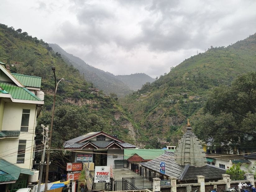छितकुल में सोमवार को हुई बर्फबारी का नजारा। संवाद छितकुल में सोमवार को हुई बर्फबारी का नजारा। संवाद