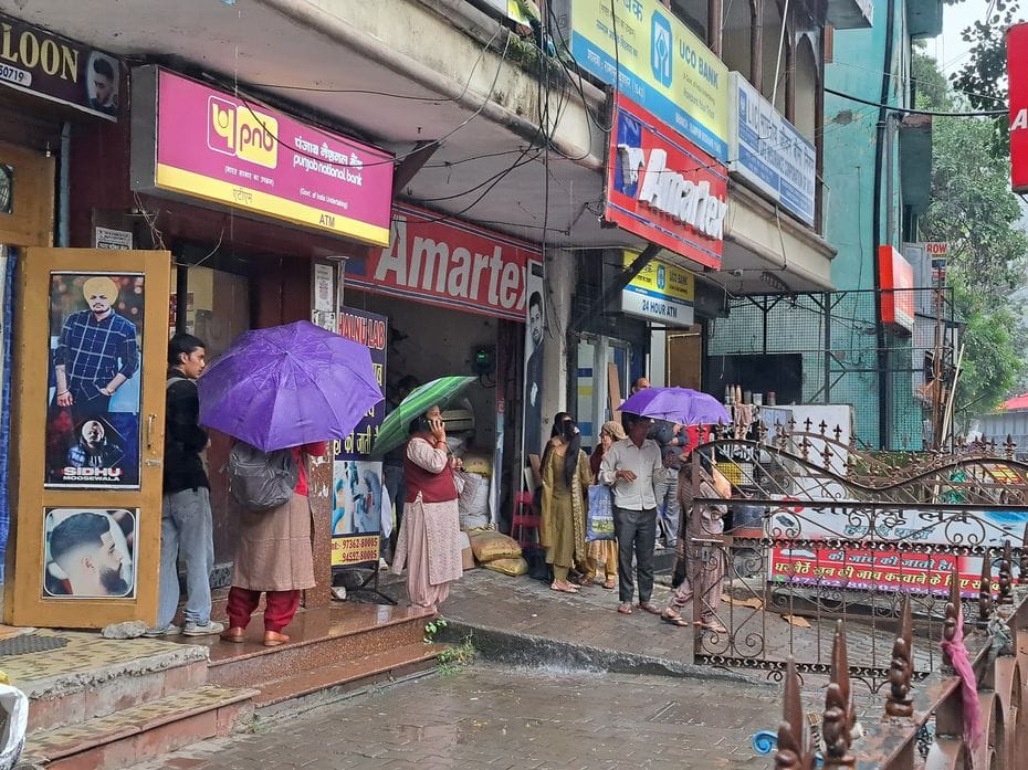 छितकुल में सोमवार को हुई बर्फबारी का नजारा। संवाद छितकुल में सोमवार को हुई बर्फबारी का नजारा। संवाद