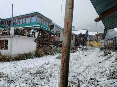 छितकुल में सोमवार को हुई बर्फबारी का नजारा। संवाद छितकुल में सोमवार को हुई बर्फबारी का नजारा। संवाद
