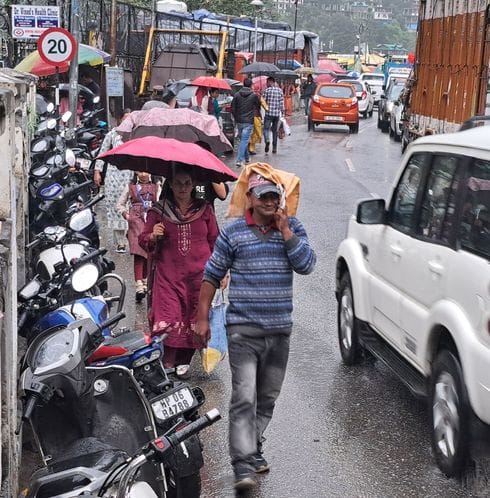 छितकुल में सोमवार को हुई बर्फबारी का नजारा। संवाद छितकुल में सोमवार को हुई बर्फबारी का नजारा। संवाद