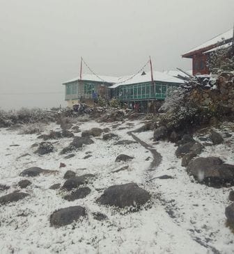छितकुल में सोमवार को हुई बर्फबारी का नजारा। संवाद छितकुल में सोमवार को हुई बर्फबारी का नजारा। संवाद