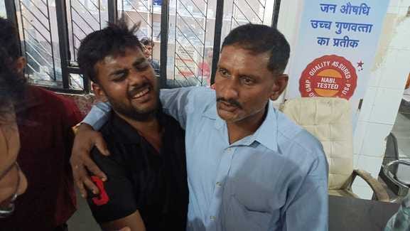 फोटो 06 एचएएमपी 26= शव का पंंचनामा कराने के लिए परिजनों को समझाती पुलिस। संवाद