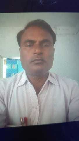 फोटो 06 एचएएमपी 26= शव का पंंचनामा कराने के लिए परिजनों को समझाती पुलिस। संवाद