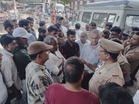 फोटो 06 एचएएमपी 26= शव का पंंचनामा कराने के लिए परिजनों को समझाती पुलिस। संवाद
