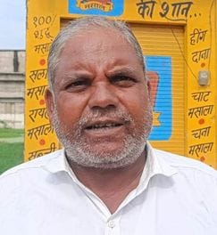 फोटो-06 एयूआरपी 03 सड़क पर हुए जलभराव के बीच निकलते बाइक सवार। संवाद फोटो-06 एयूआरपी 03 सड़क पर हुए जलभराव के बीच निकलते बाइक सवार। संवाद