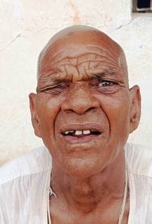 फोटो-06 एयूआरपी 03 सड़क पर हुए जलभराव के बीच निकलते बाइक सवार। संवाद