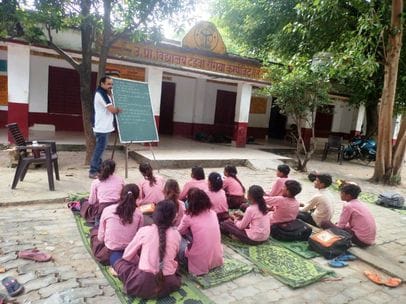 फोटो-06एयूआरपी11  - कन्या  प्राथमिक विद्यालय भीखमपुर के एकल कक्ष में पढ़ाई करते बच्चे। संवाद
