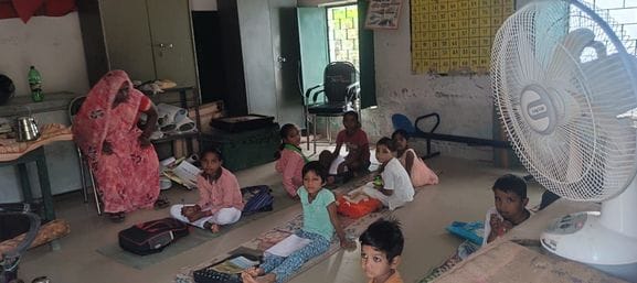 फोटो-06एयूआरपी11  - कन्या  प्राथमिक विद्यालय भीखमपुर के एकल कक्ष में पढ़ाई करते बच्चे। संवाद