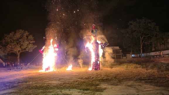 फोटो-25,श्री राम की सामूहिक आरती करते आचार्य।संवाद