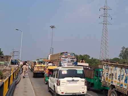 फोटो-27, बस का टायर बदलवाते कर्मचारी। संवाद